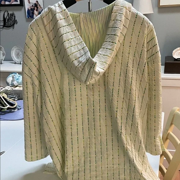 Spring Sale Markdown Gently Loved💜 Isaac Mizrahi Hooded Top - Picture 4 of 4